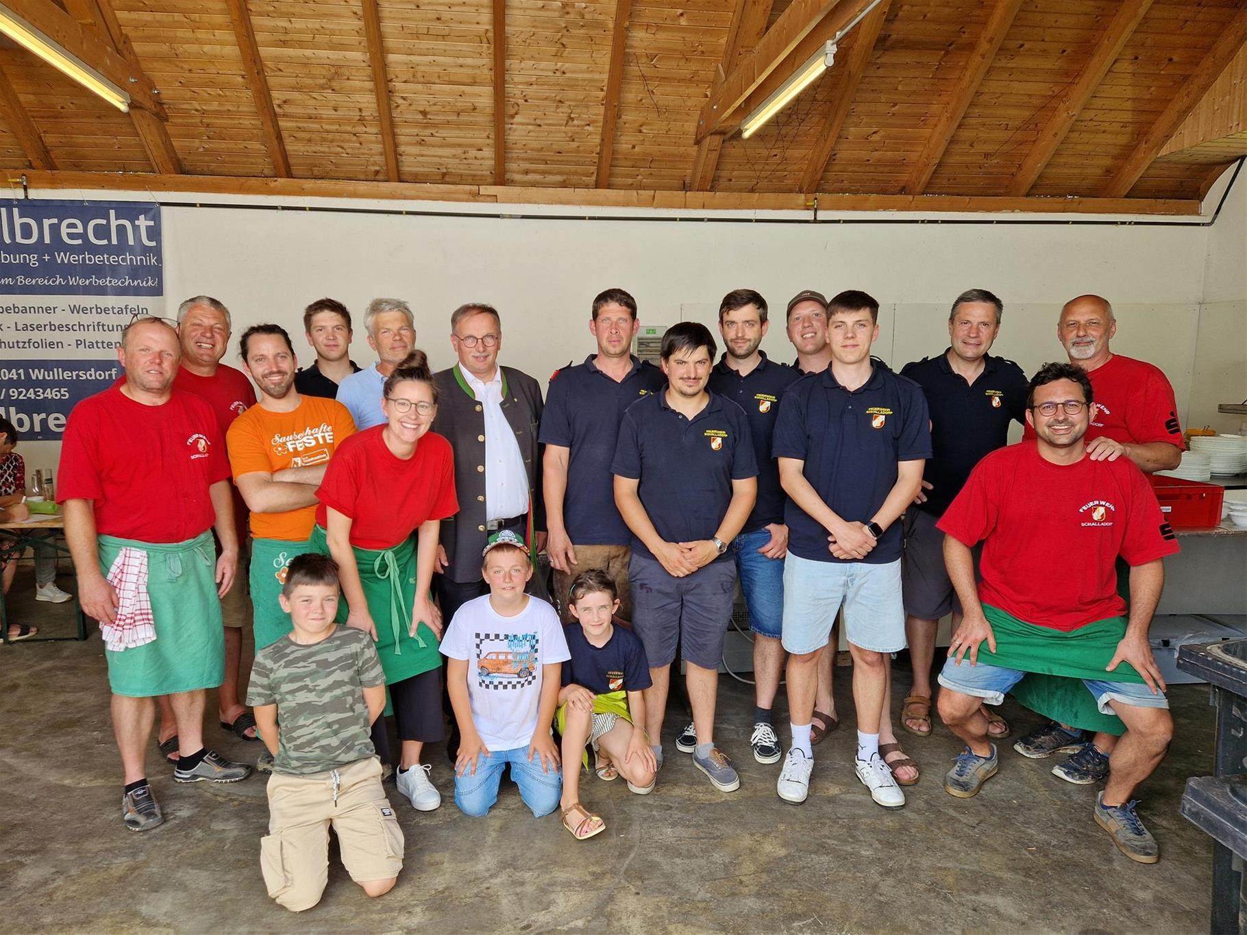Auf diesem Bild ist das komplette Team der FF Schalladorf . Freiwillige Helfer und Helferinnen.