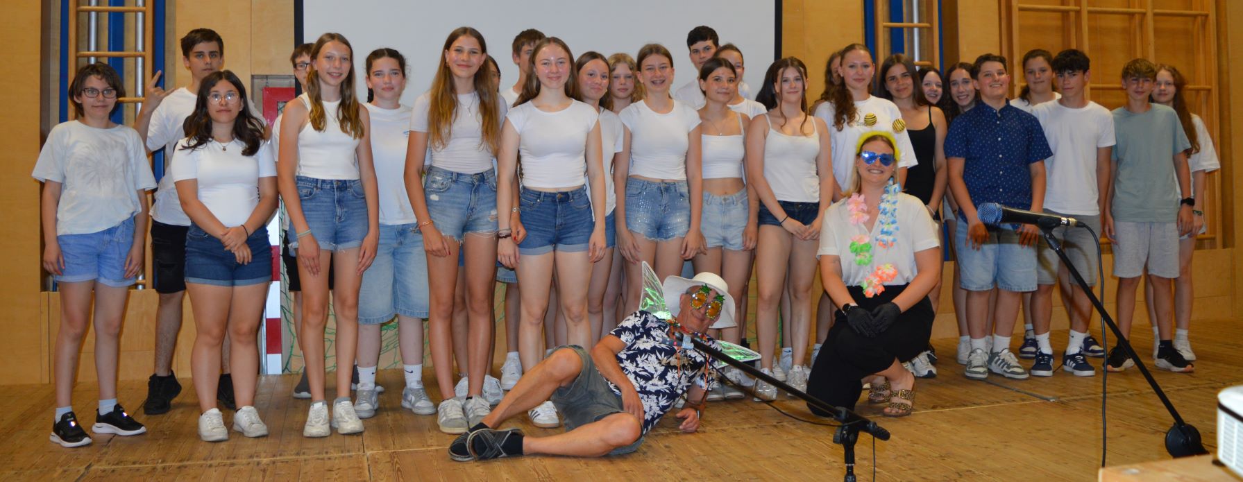 Auf diesem Bild feiert die NMS Wullersdorf den Abschluss. Wo die Abschlussklassen ein Musikstück vorstellten mit Tanzeinlage.