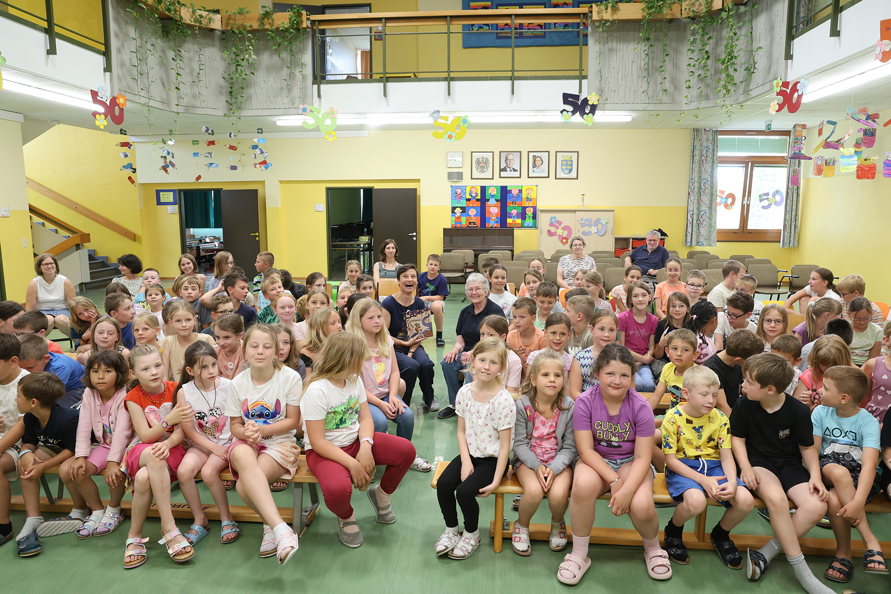 Foto der Kinder mit Lena Raubaum