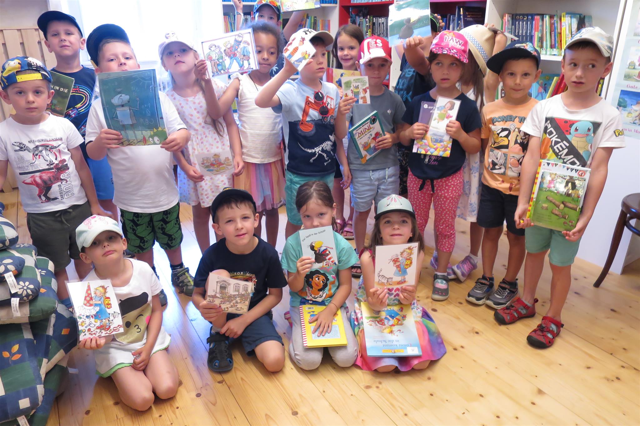 Die Vorschulkinder freuen sich über Bücher und Bilder die sie in der Bibliothek bekommen haben.