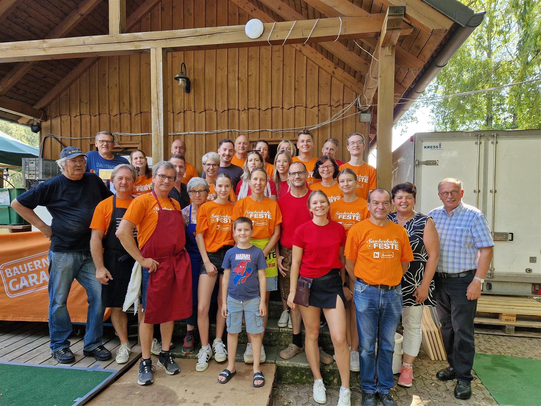 Auf dem Bild ist das gesamte Organisationsteam des Teichfestes zu sehen, ebenso Bürgermeister Richard Hogl, Vizebürgermeisterin Annemarie Maurer und Ortsvorsteher Hannes Pamperl