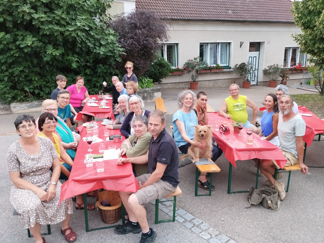 Auf dem Bild sind einige Teilnehmerinnen und Teilnehmer des Grätzlfestes abgebildet