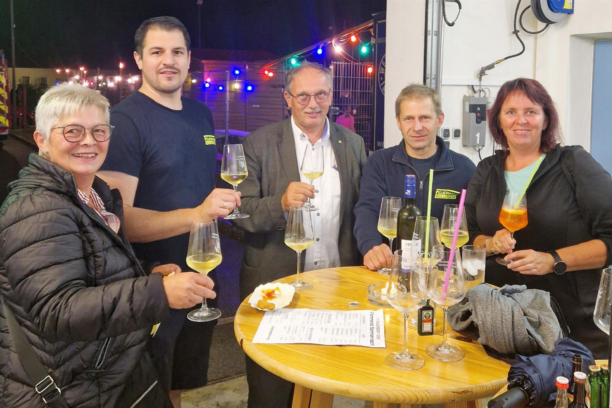 Auf dem Bild stoßen Maria Kappe, Stefan Vietze, Richard Hogl, Kurt Ernst und Sandra Trittenwein mit einem Achterl an