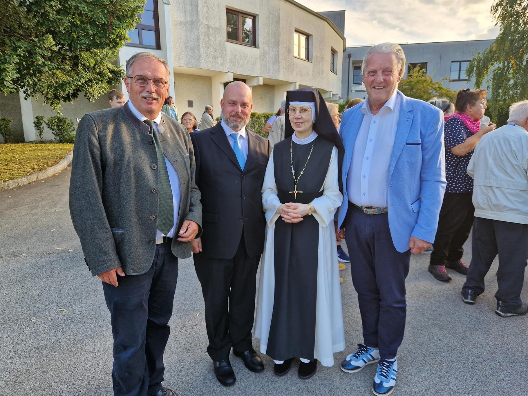 Auf dem Bild befinden sich Bürgermeister Wullersdorf und Landtagsabgeordneter Richard Hogl, Bezirkshauptmann Karl-Josef Weiss, Maria Immaculata Maierhofer und Bürgermeister von Hollabrunn Alfred Babinsky