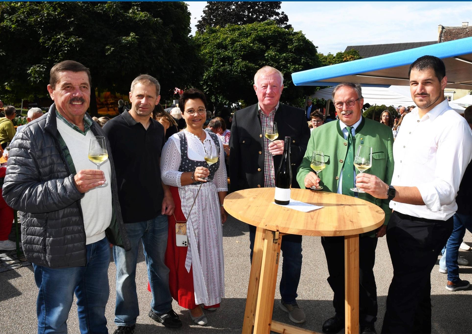 Auf dem Bild stehen Adolf Zahlbrecht, Kurt Ernst, Petra Thürr, Gerhard Sklenar, Richard Hogl, Stefan Vietze und stoßen mit einem Achterl auf das Marktplatzfest an