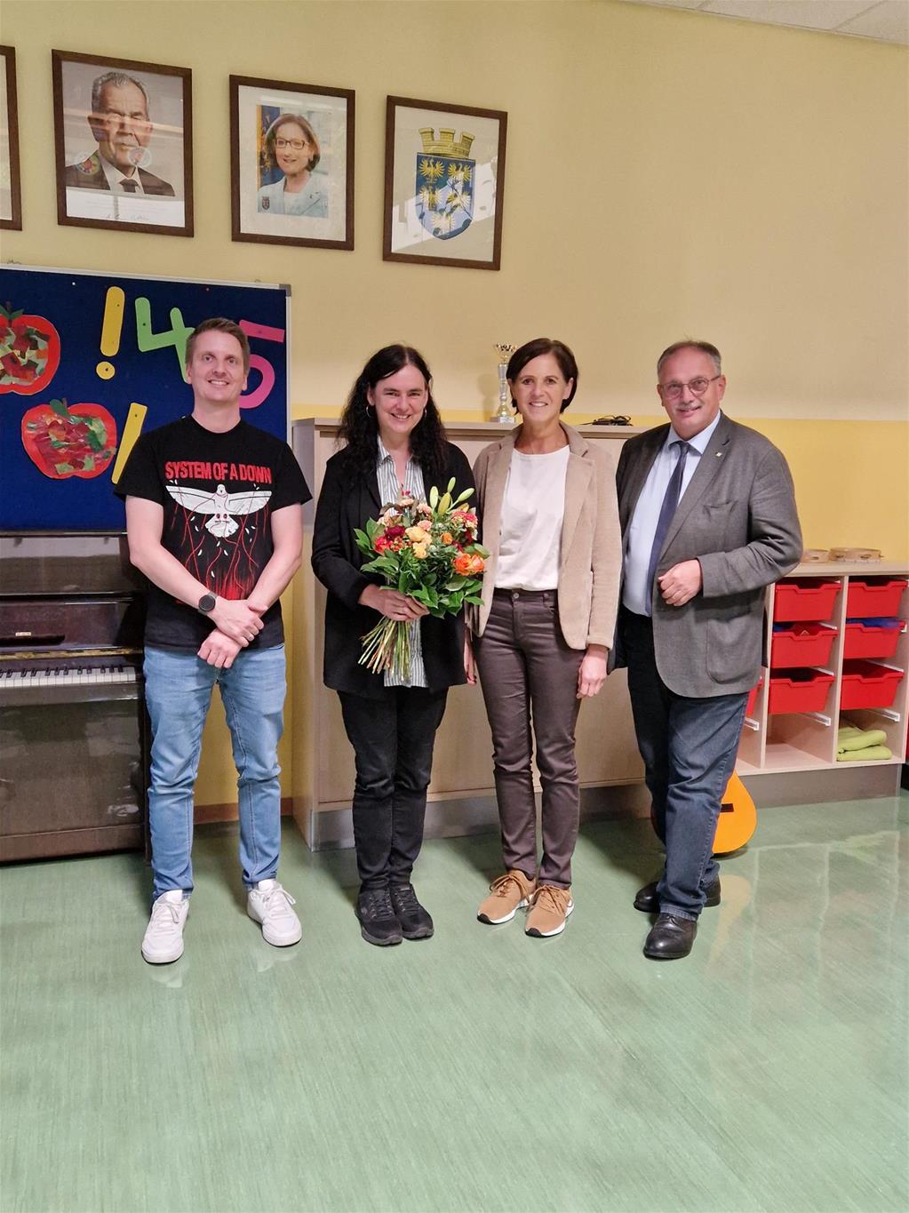 Auf dem Bild gratulieren David Schneider, Marianne Rohrer und Richard Hogl Anita Heske zum Titel "Oberschulrätin".