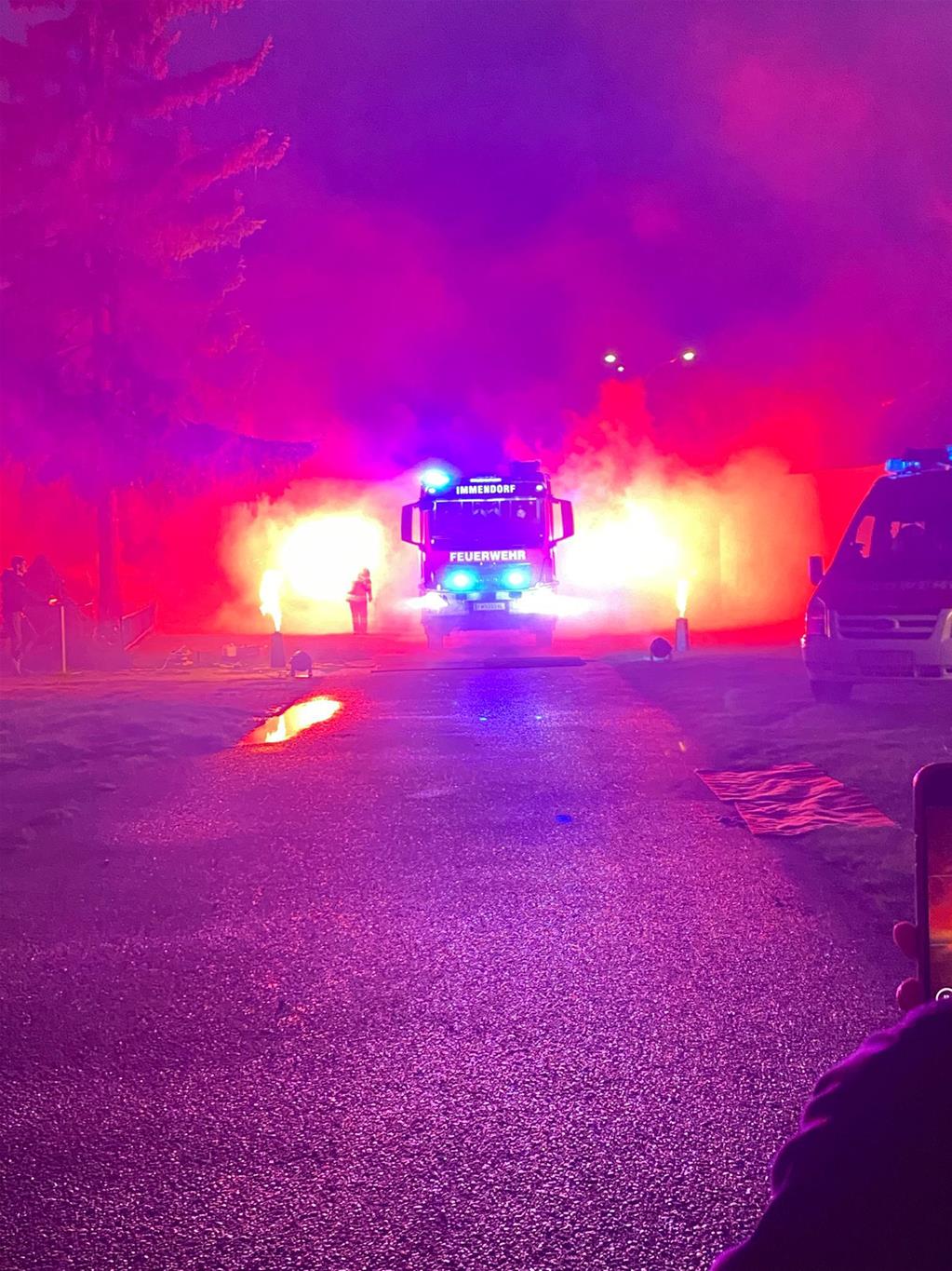 Im Bild, das Feuerwehrauto bei der "feurigen" Ankunft