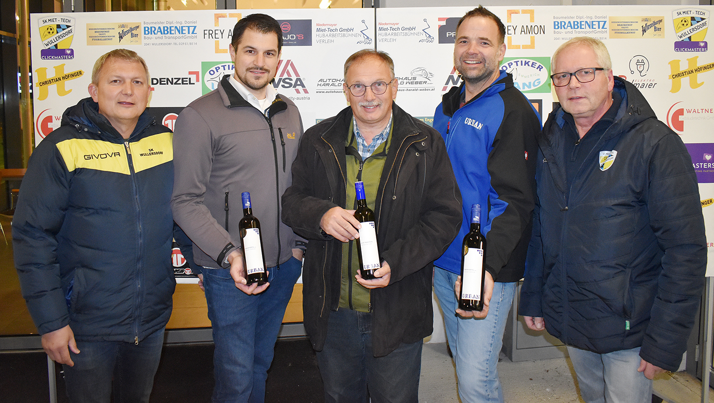 SKW-Miettech Wullersdorf bedankt sich für Ballspende und Matchpatronanz - v.l.n.r.: Markus Semmelmeyer, Stefan Vietze, Richard Hogl, Andreas Urban, Christian Höfinger