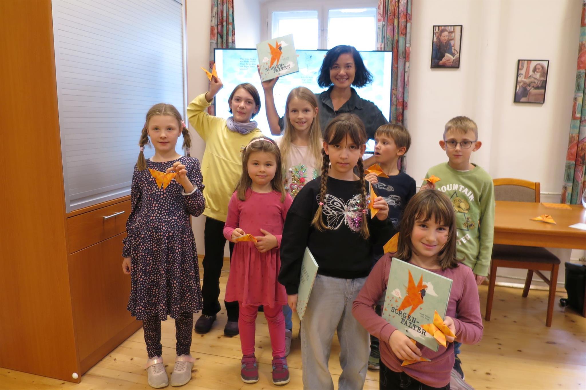 Lachende Kinder mit der Kinderbuchautorin Magda Hassan