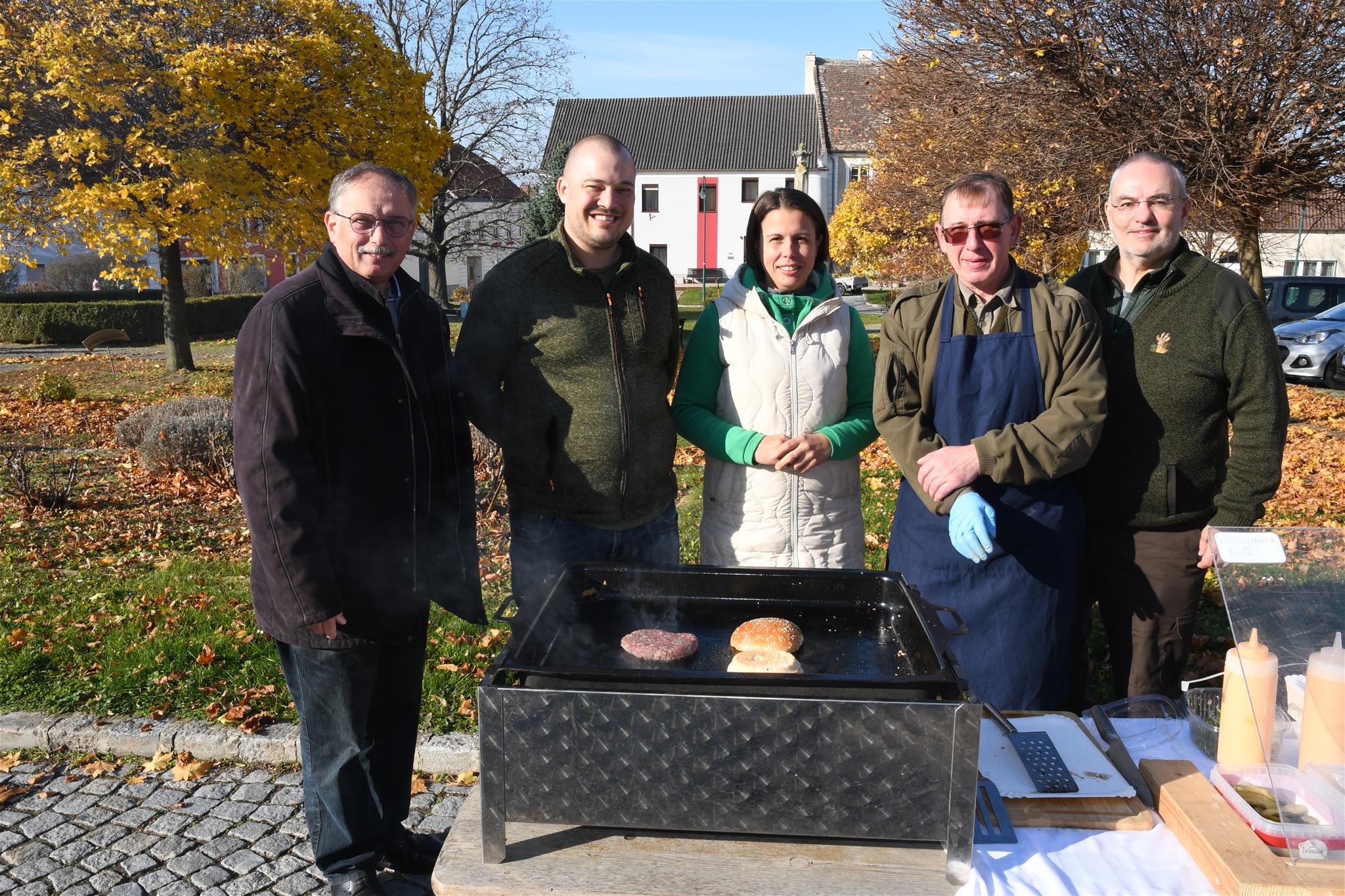 Wullersdorfer Jäger mit Obfrau Kraus und Bgm. Hogl beim Grillen der Wildburger - v.l.n.r.: Richard Hogl, Björn Thämlitz, Ingrid Kraus, Hermann Raab, Alfred Pawle