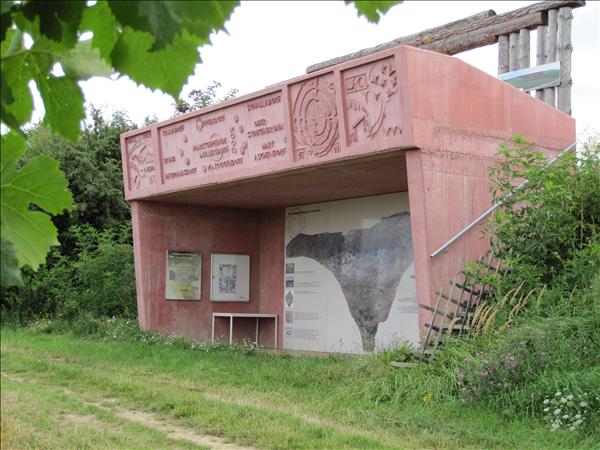 Das Kreisgrabenhaus aus rotem Beton, eine ganzjährige Info-Stelle für Besucher der Kreisgrabenanlage.